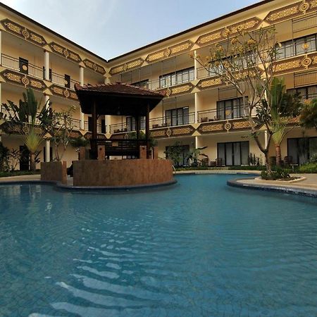 Yusro Hotel Restaurant & Convention Jombang Exterior photo