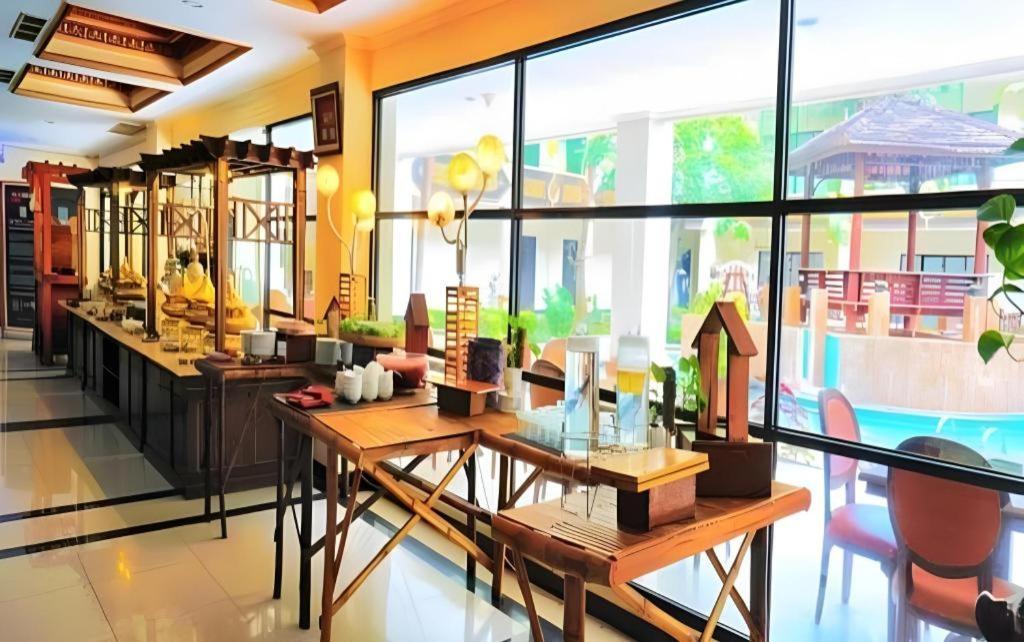 Yusro Hotel Restaurant & Convention Jombang Exterior photo