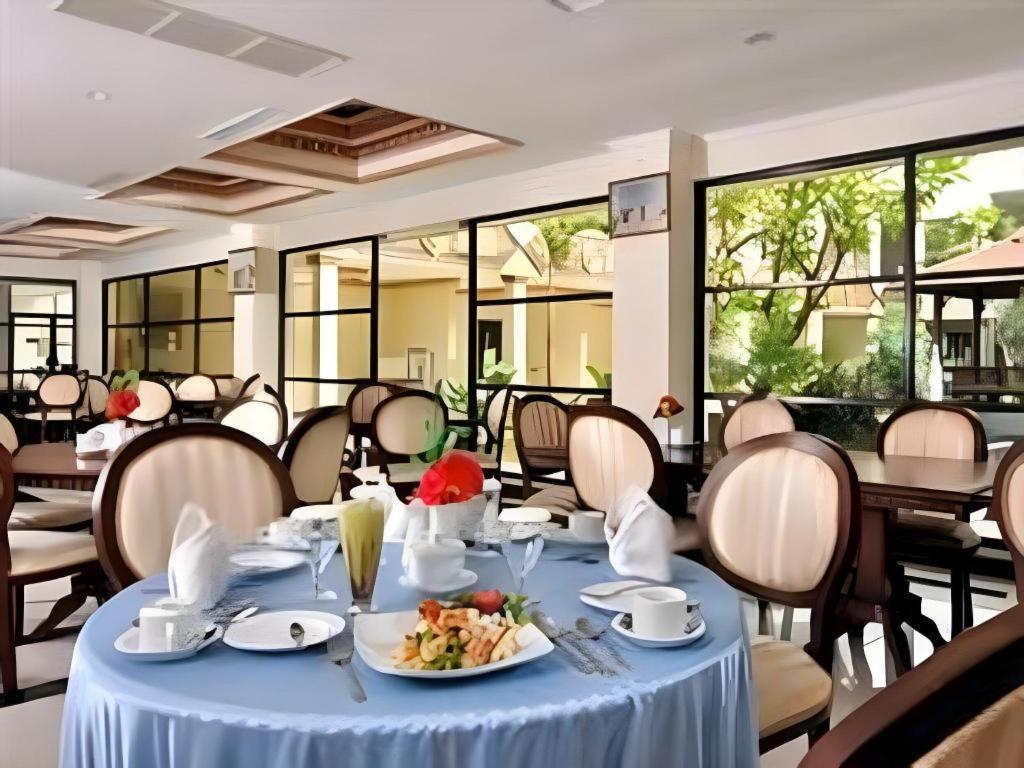 Yusro Hotel Restaurant & Convention Jombang Exterior photo