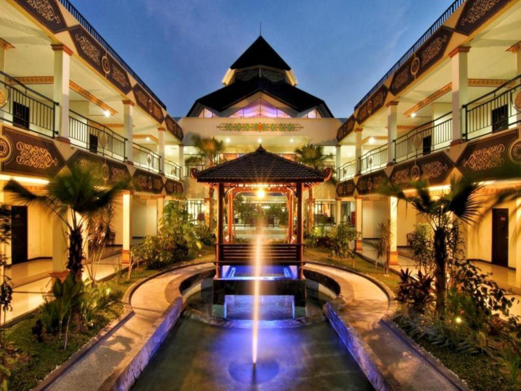 Yusro Hotel Restaurant & Convention Jombang Exterior photo