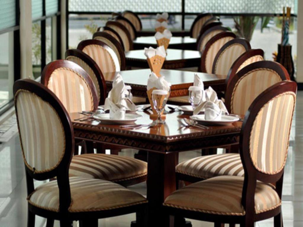 Yusro Hotel Restaurant & Convention Jombang Exterior photo