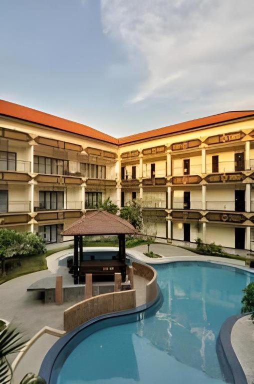 Yusro Hotel Restaurant & Convention Jombang Exterior photo