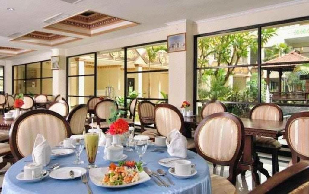 Yusro Hotel Restaurant & Convention Jombang Exterior photo