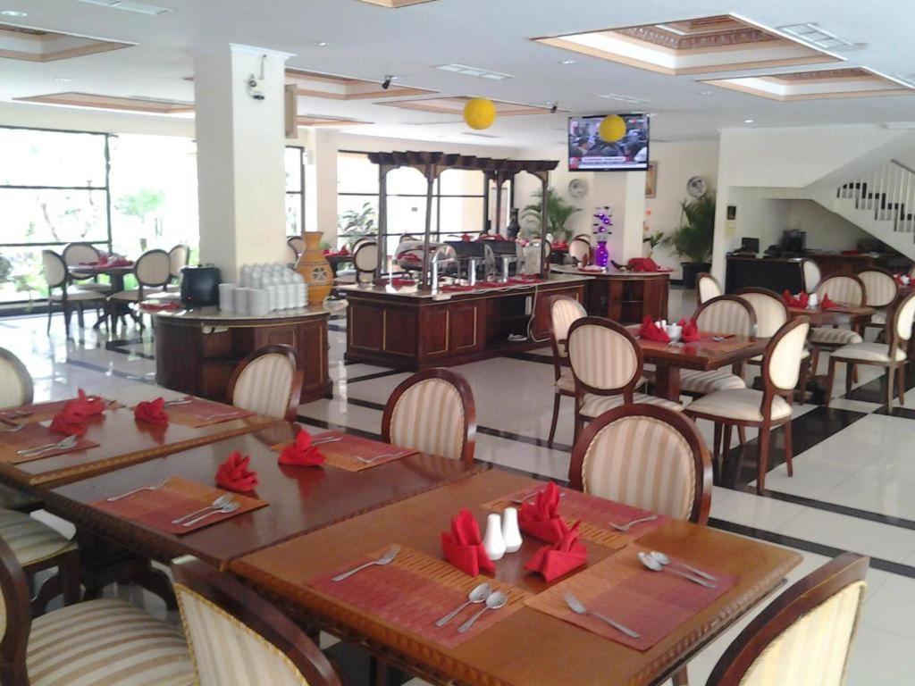 Yusro Hotel Restaurant & Convention Jombang Exterior photo