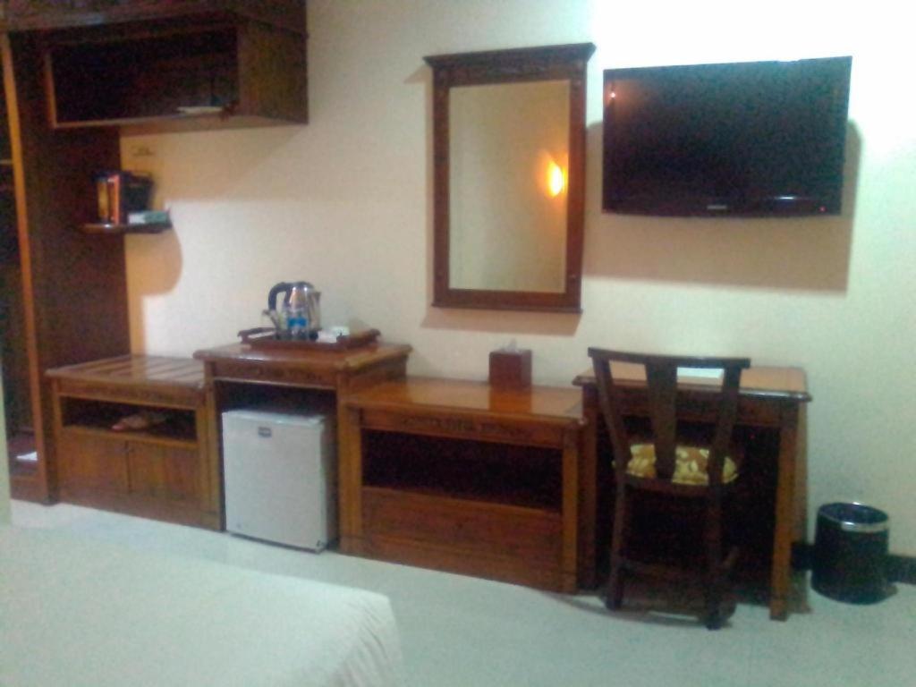 Yusro Hotel Restaurant & Convention Jombang Exterior photo